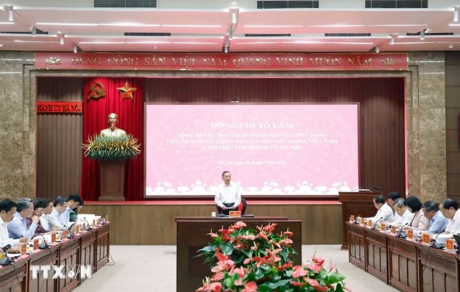 Tổng Bí thư, Chủ tịch nước chỉ rõ, giải phóng nguồn lực đang bị ách tắc, đây là dư địa tăng trưởng lớn nhất của Hà Nội. Ảnh: TTXVN.