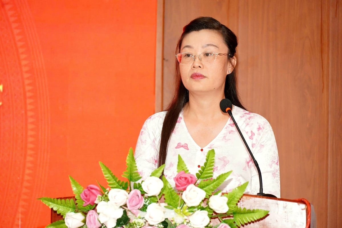 Bà Phạm Thị Thùy Dung, Bí thư Đảng ủy xã Thạnh Xuân, phát biểu kết luận và triển khai nhiệm vụ trọng tâm 6 tháng cuối năm 2026. Ảnh: Văn Vũ.
