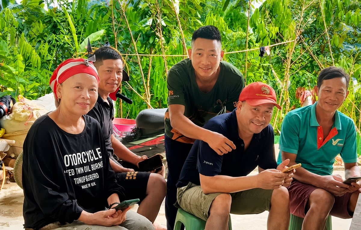 Khi người cán bộ thực sự gần dân, hiểu dân và đặt lợi ích của cộng đồng lên trên hết, họ sẽ nhận được sự tin tưởng của nhân dân, góp phần tạo nên thế trận biên phòng toàn dân vững chắc. Ảnh: Tẩn Láo Lở.