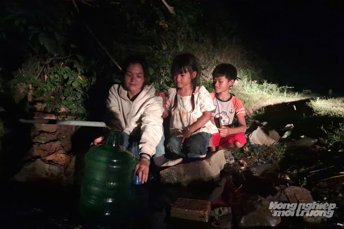 Nhiều hộ dân phải tranh thủ đi lấy nước vào ban đêm. Ảnh: Võ Dũng.