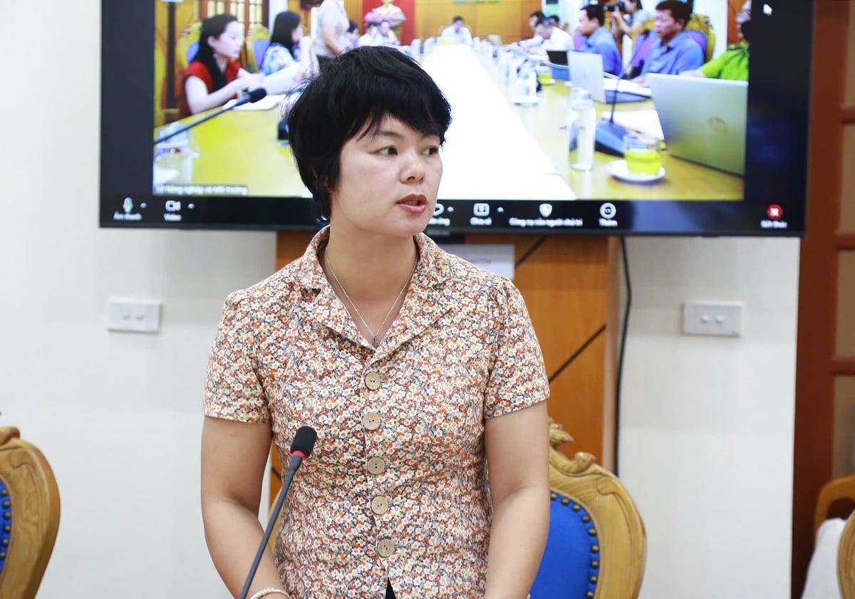 Lãnh đạo Sở Văn hóa, Thể thao và Du lịch tỉnh đóng góp ý kiến đối với dự thảo Nghị quyết. Ảnh: Thanh Ngà.