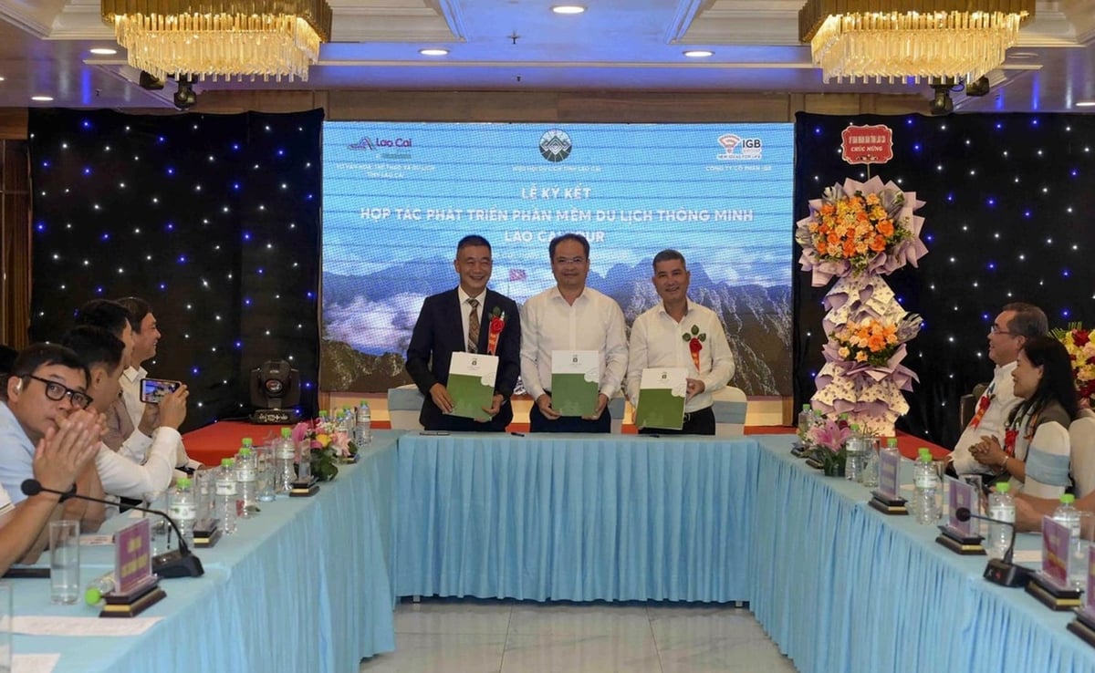 Sở Văn hóa, Thể thao và Du lịch, Hiệp hội Du lịch tỉnh Lào Cai và các doanh nghiệp ký kết biên bản ghi nhớ hợp tác phát triển phần mềm du lịch thông minh Lào Cai Tour. Ảnh: Bích Hợp.
