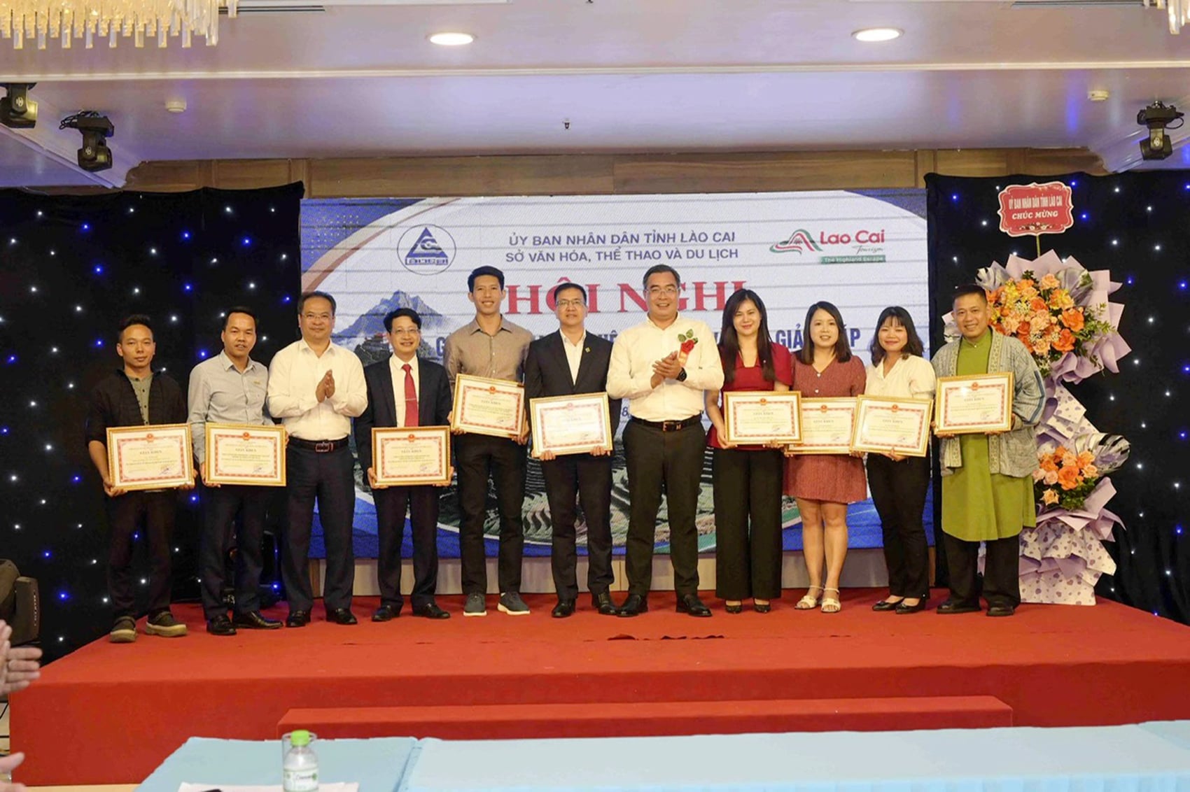 Sở Văn hóa, Thể thao và Du lịch Lào Cai khen thưởng các tập thể và cá nhân có thành tích xuất sắc trong phát triển du lịch ở Lào Cai. Ảnh: Bích Hợp.