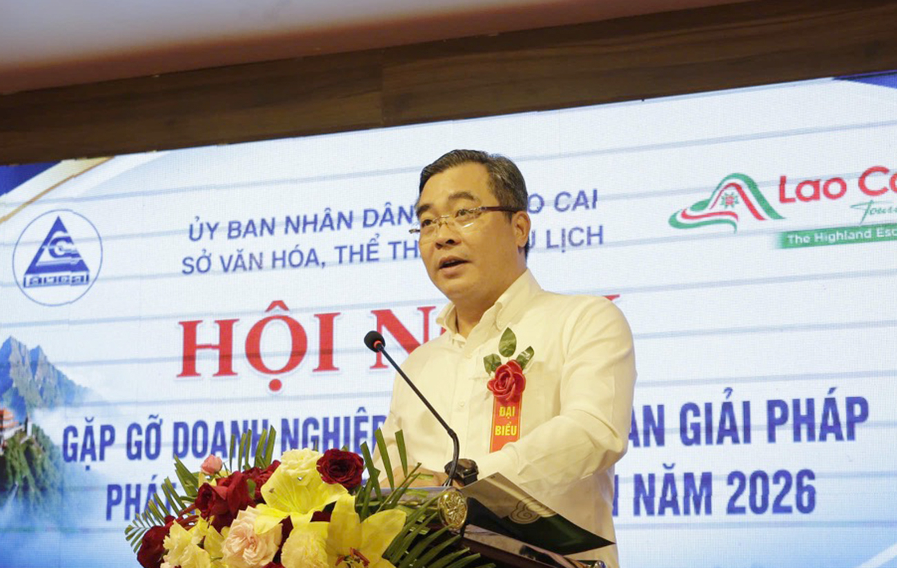 Ông Nông Việt Yên, Giám đốc Sở Văn hóa, Thể thao và Du lịch tỉnh Lào Cai phát biểu khai mạc hội nghị. Ảnh: Bích Hợp.