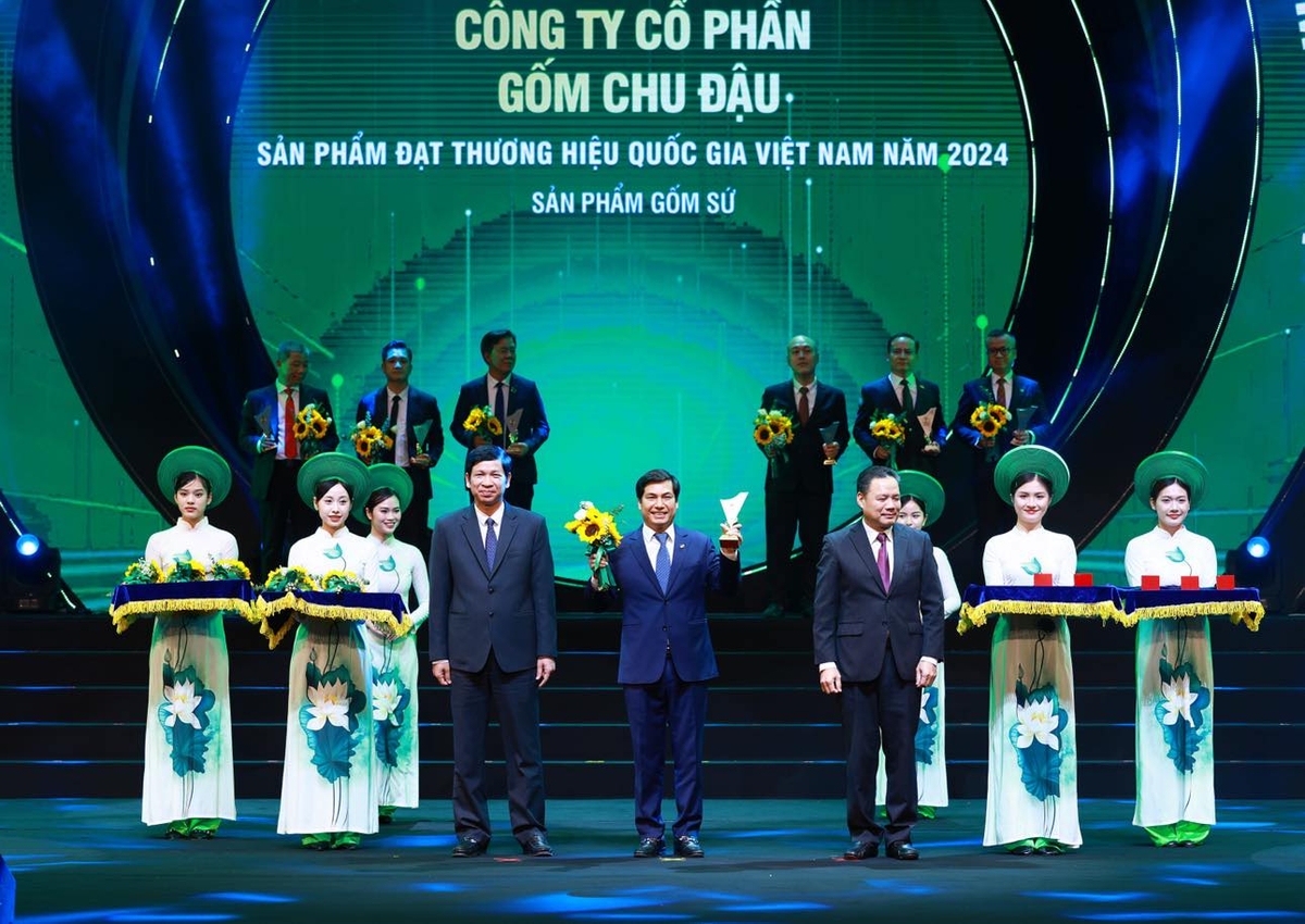 Cục An ninh Kinh tế (Bộ Công an) trao tặng Giấy khen cho Công ty cổ phần Gốm Chu Đậu đã có thành tích trong phong trào 'Toàn dân bảo vệ an ninh Tổ quốc năm 2025'. Ảnh: GCĐ.