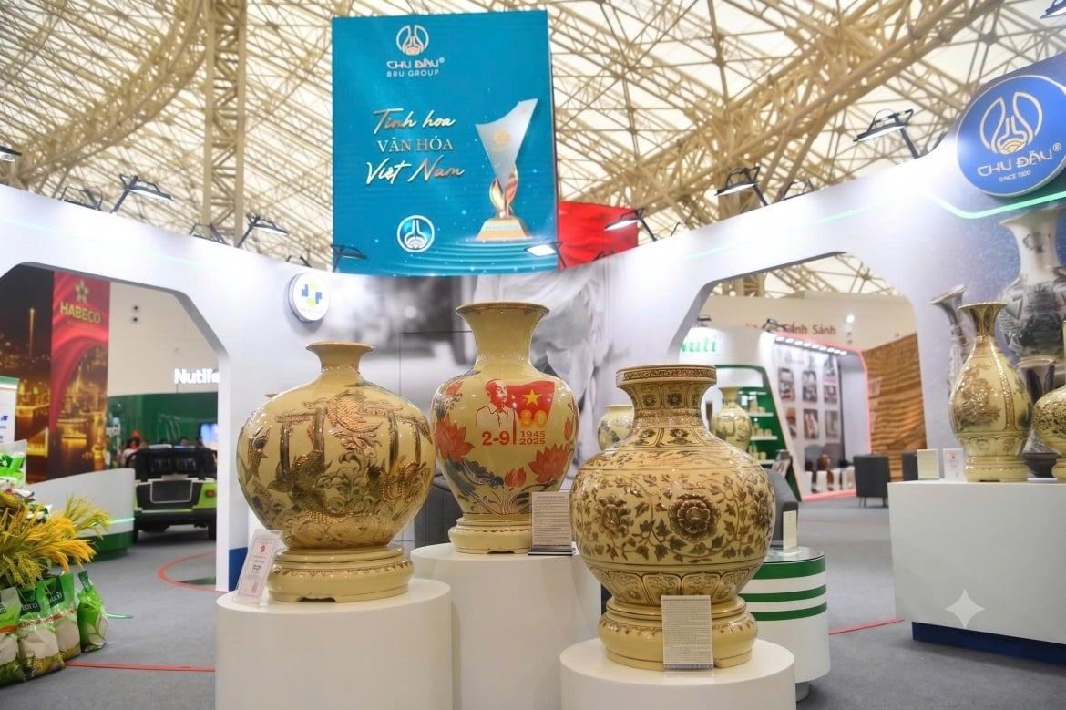 Gốm Chu Đậu tại triển lãm '80 năm Hành trình Độc lập - Tự do - Hạnh phúc'. Ảnh: GCĐ.
