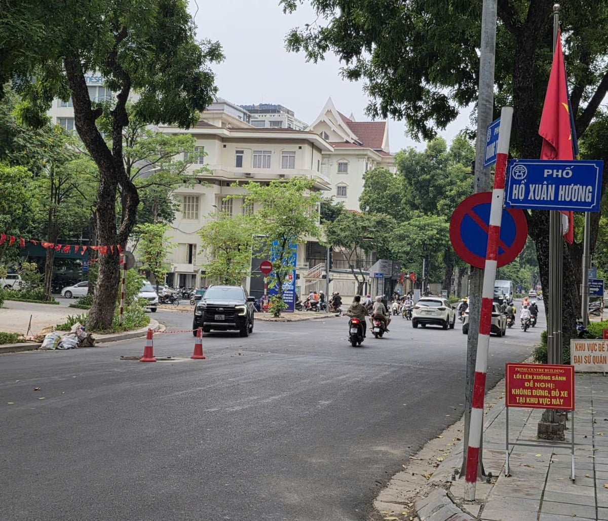Tuyến đường Quang Trung, phường Hai Bà Trưng, Hà Nội sau khi thi công hệ thống chống ngập đã được hoàn trả thảm nhựa phục vụ giao thông đô thị. Ảnh: Xuân Vũ. 