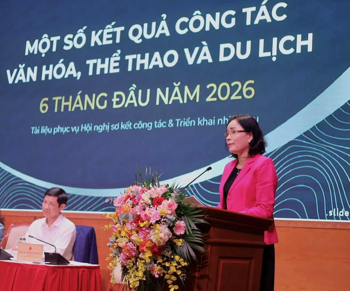 Thứ trưởng Bộ VHTTDL Trịnh Thị Thủy báo cáo một số kết quả công tác văn hóa, thể thao và du lịch 6 tháng đầu năm 2026. Ảnh: Thanh Ngọc.