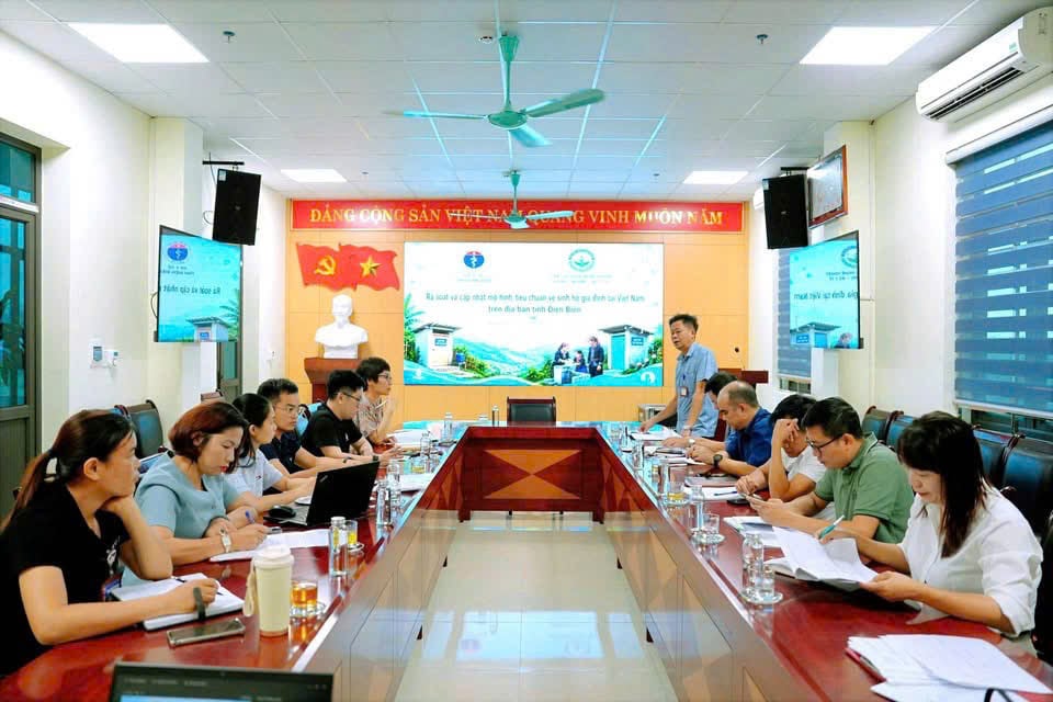 Đoàn công tác của Viện Sức khỏe nghề nghiệp và Môi trường làm việc với Sở Y tế Điện Biên tại Trung tâm Kiểm soát bệnh tật tỉnh. Ảnh: CDC Điện Biên.