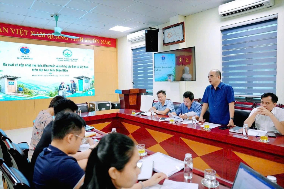 Đại diện Trung tâm Kiểm soát bệnh tật tỉnh Điện Biên báo cáo tình hình triển khai các quy định về vệ sinh hộ gia đình trên địa bàn tỉnh Điện Biên. Ảnh: CDC Điện Biên.
