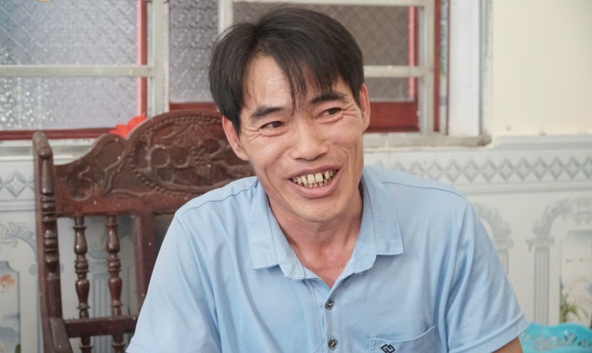 Ông Đàm Văn Hiệp - Bí thư Chi bộ kiêm Trưởng xóm Nặm Giạt - người được bà con ví là 'cuốn sổ tay lao động sản xuất' của bà con. Ảnh: Ngọc Tú.