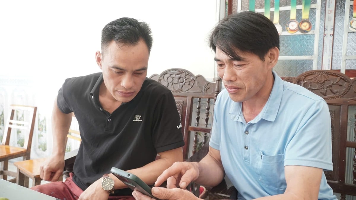 Ông Hiệp trao đổi công việc với anh Đàm Minh Quân. Ảnh: Đức Bình.