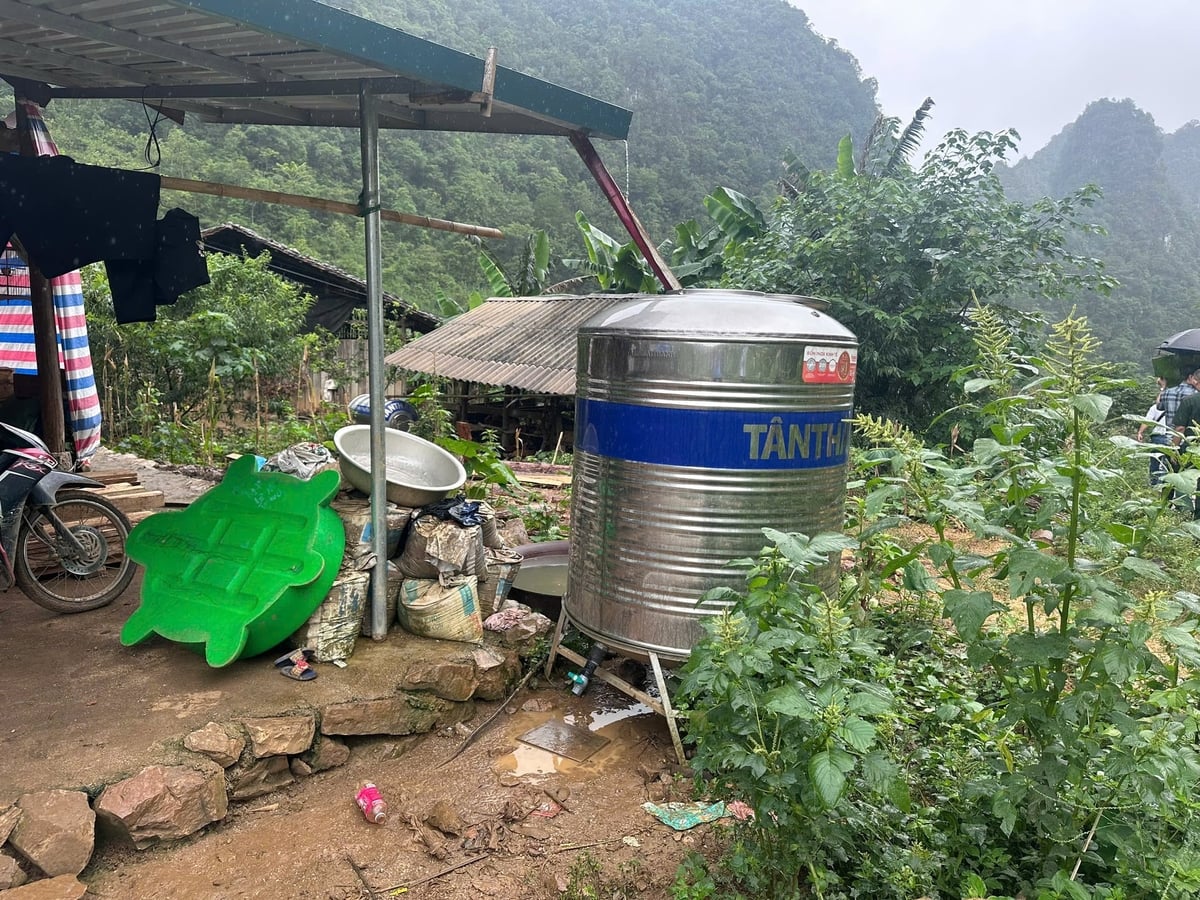 Mỗi hộ gia đình đều mua bồn nước để hứng nước mưa. Ảnh: Đức Bình.