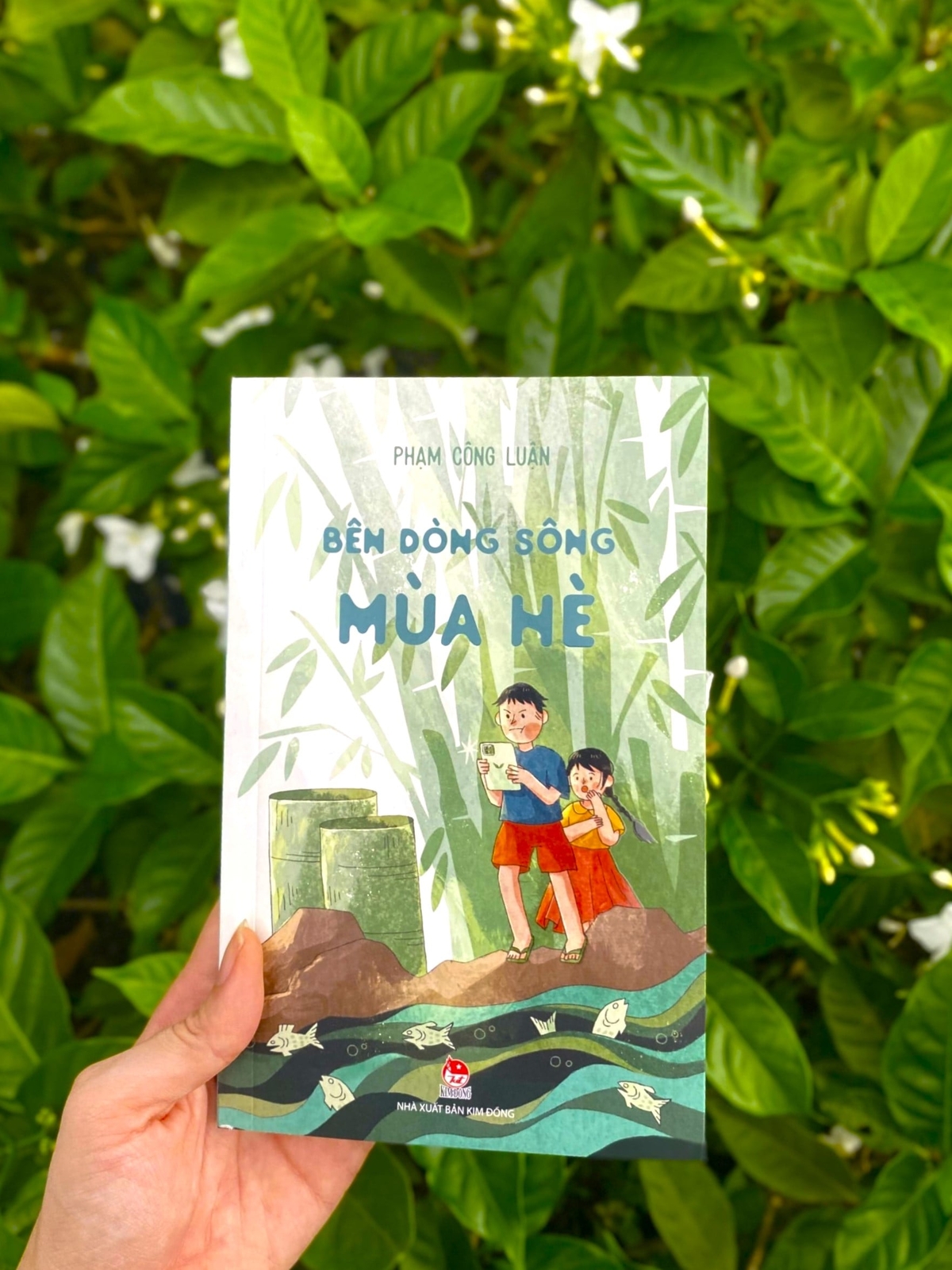 Truyện dài 'Bên dòng sông mùa hè' của nhà văn Phạm Công Luận. Ảnh: NXB Kim Đồng.