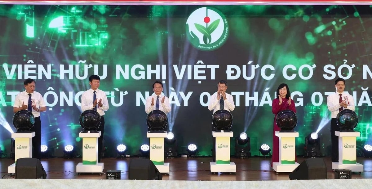 Các đại biểu thực hiện nghi lễ khai trương bệnh viện. Ảnh: Minh Quang.