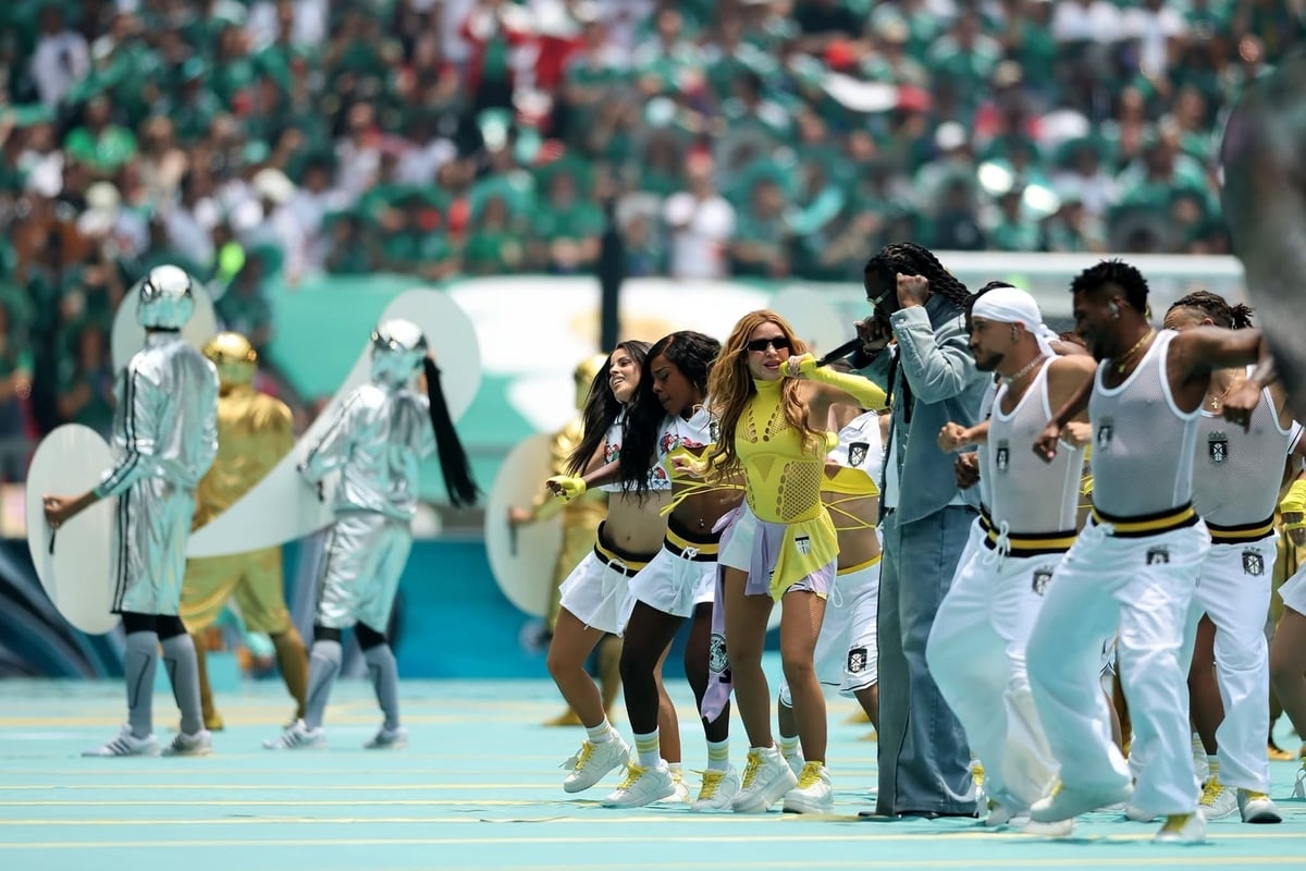 Ca sĩ Shakira và các nghệ sĩ biểu diễn tại lễ khai mạc World Cup 2026. Ảnh: FIFA.
