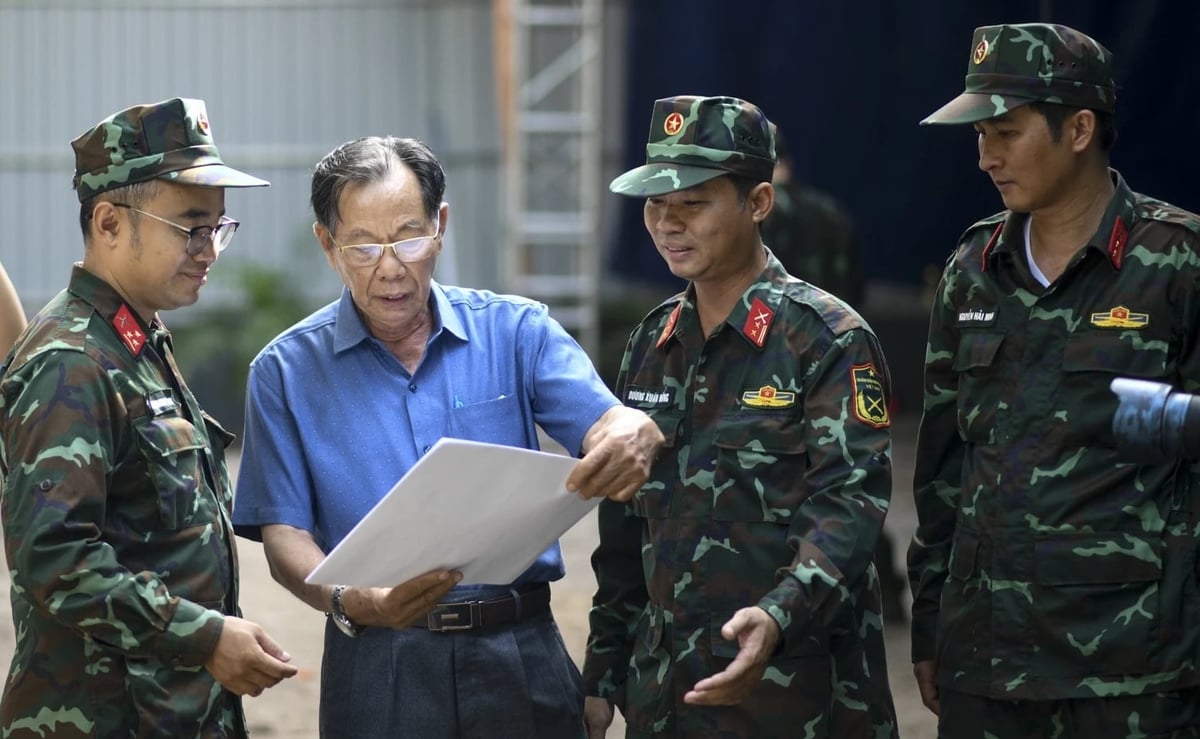 Bác sĩ Trần Văn Bản (thứ 2 từ trái qua), người đã dành mấy chục năm cùng đội đi tìm hài cốt liệt sĩ. Ảnh: Hồng Thủy.