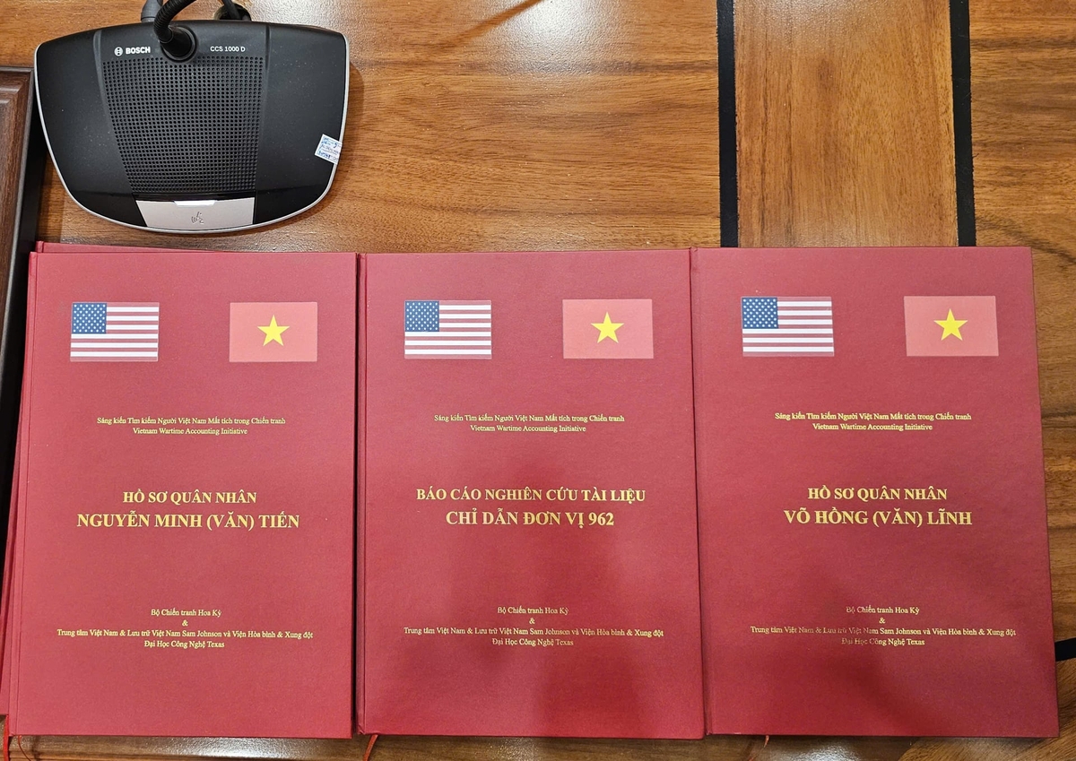 3 bộ hồ sơ liên quan đến hài cốt liệt sĩ tại công viên Lê Thị Riêng được nhóm nghiên cứu VWAI trao tặng TP.HCM chiều 9/7. Ảnh: Hồng Thủy.
