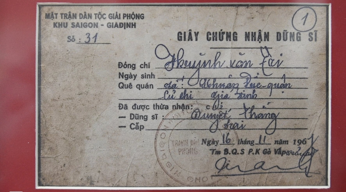 Một số di vật được nhóm VWAI trao tặng. Ảnh: Hồng Thủy.