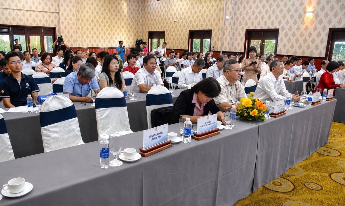 Đại diện các  ban, ngành và các doanh nghiệp kinh doanh du lịch tham dự hội nghị. Ảnh: V.Đ.T.