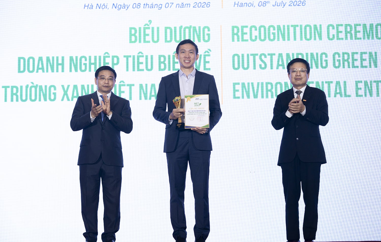 Ông Ngô Quang Nhật, Giám đốc Cấp cao Chuỗi cung ứng đại diện Công ty TNHH Thực phẩm PepsiCo Việt Nam nhận vinh danh ở hạng mục 'Doanh nghiệp tiêu biểu về Năng lượng và Môi trường Xanh – NetZero Việt Nam 2026'. Ảnh: PepsiCo.