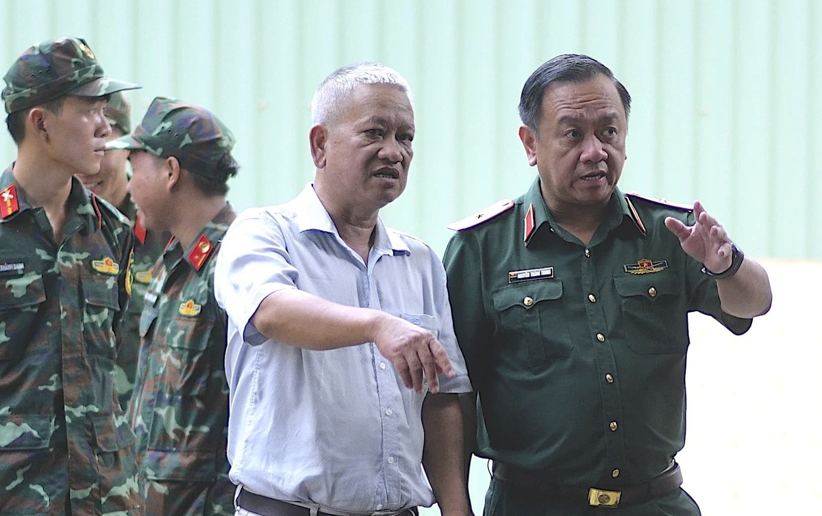 Thiếu tướng Nguyễn Thành Trung, Chính ủy Bộ Tư lệnh TP.HCM: 'Công tác khai quật được thực hiện vô cùng tỷ mỉ, cẩn thận, tách bóc từng lớp đất, bảo đảm không bỏ sót bất cứ mảnh hài cốt và di vật nào'. Ảnh: Hồng Thủy. 