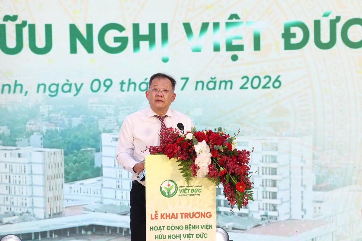 PGS.TS Dương Đức Hùng, Giám đốc Bệnh viện Hữu nghị Việt Đức cho biết, thời gian tới, bệnh viện sẽ tiếp tục đầu tư phát triển nguồn nhân lực chất lượng cao, hoàn thiện các kỹ thuật chuyên sâu, đẩy mạnh chuyển đổi số, mở rộng hợp tác chuyên môn trong nước và quốc tế nhằm từng bước xây dựng cơ sở Ninh Bình trở thành trung tâm y tế chuyên sâu hàng đầu khu vực. Ảnh: Minh Quang.