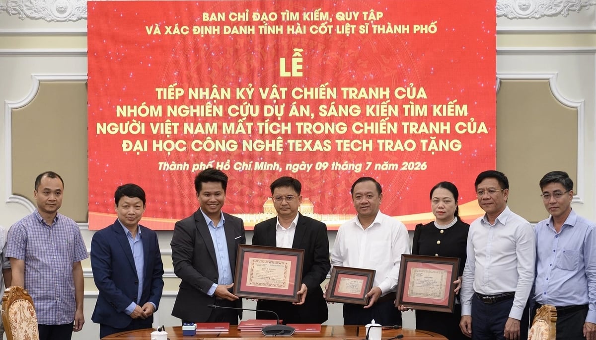 Ông Nguyễn Mạnh Cường, Phó Chủ tịch UBND TP.HCM tiếp nhận những tài liệu quý liên quan đến hài cốt liệt sĩ do nhóm VWAI trao tặng. Ảnh: Hồng Thủy.
