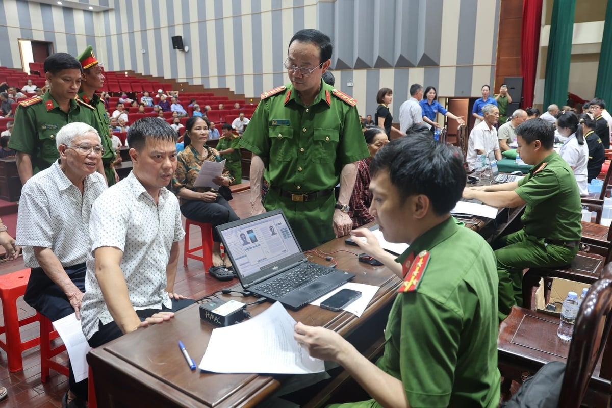 Đại tá Thân Văn Duy, Phó Giám đốc Công an tỉnh Bắc Ninh kiểm tra công tác thu nhận mẫu tại phường Quế Võ. Ảnh: Bộ Công an.