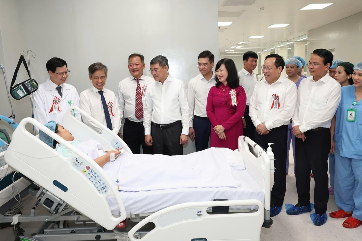 Các đại biểu thăm hỏi người bệnh điều trị tại bệnh viện. Ảnh: Minh Quang.