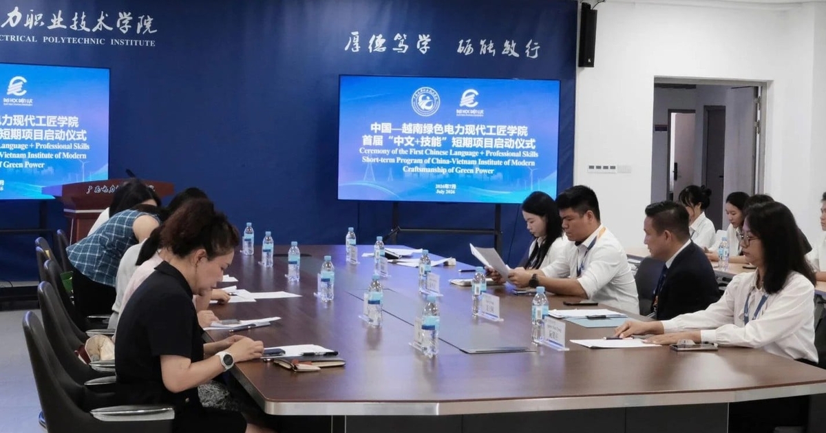 Đoàn EPU tham dự lễ khai mạc khóa đầu tiên của Chương trình ngắn hạn 'Tiếng Trung + Kỹ năng' thuộc Viện Nghề thủ công hiện đại Năng lượng xanh Trung Quốc - Việt Nam. Ảnh: EPU. 