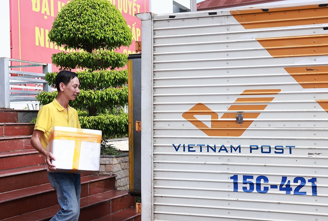 Nhân viên Bưu điện Việt Nam đưa mẫu sinh phẩm lên xe vận chuyển. Ảnh: VNP.