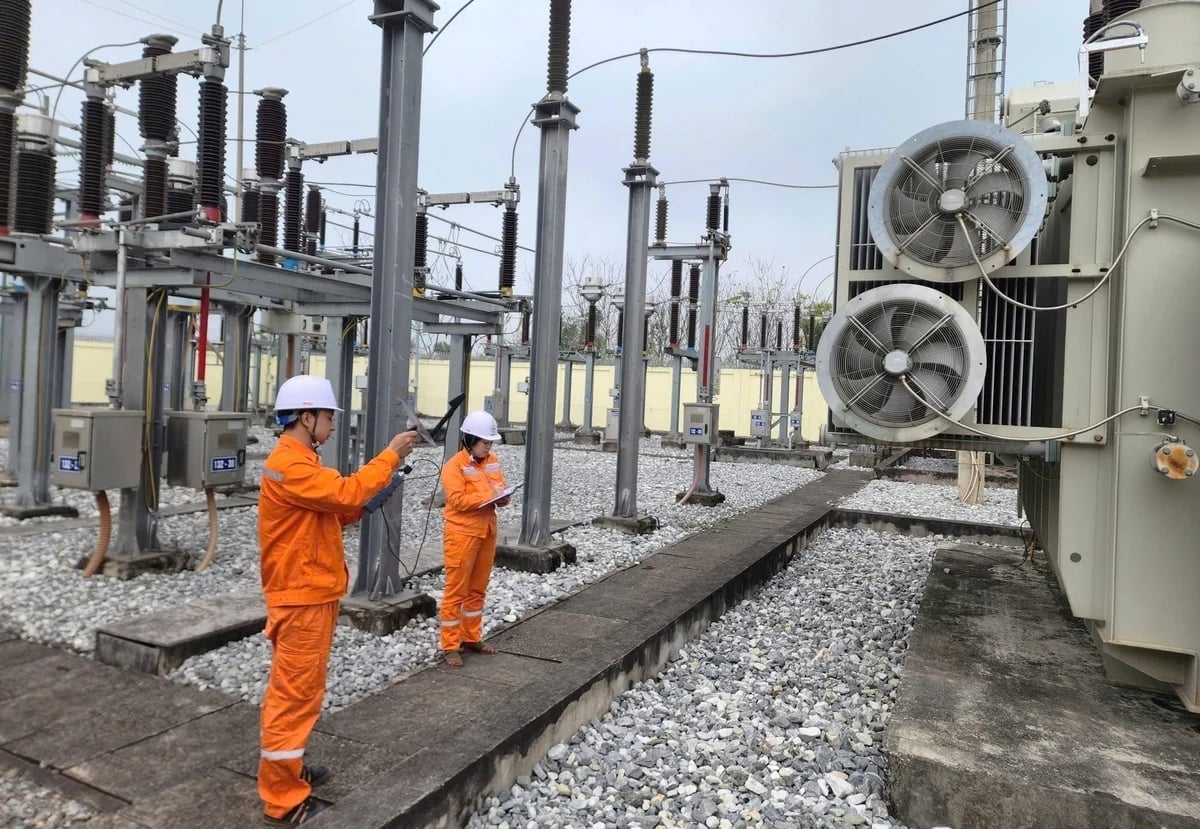 Nhân viên Điện lực kiểm tra tình trạng vận hành thiết bị tại trạm biến áp 110kV, bảo đảm hệ thống hoạt động an toàn, ổn định và sẵn sàng đáp ứng nhu cầu phụ tải. Ảnh: EVNNPC. 