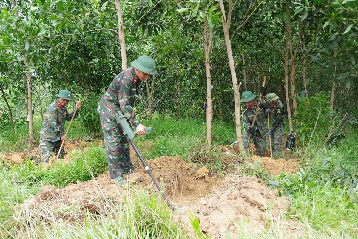 Lực lượng tìm kiếm, khai quật tiến hành rà phá bom mìn và xác định các vị trí có thể có hố chôn liệt sĩ tập thể tại Câu Nhi, xã Nam Hải Lăng. Ảnh: Võ Linh.