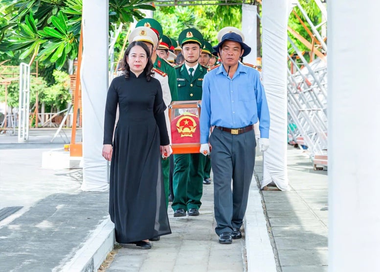 Phó Chủ tịch nước Võ Thị Ánh Xuân cùng các đại biểu di chuyển hài cốt liệt sĩ trước khi thực hiện nghi thức an táng. Ảnh: VGP/QK9.