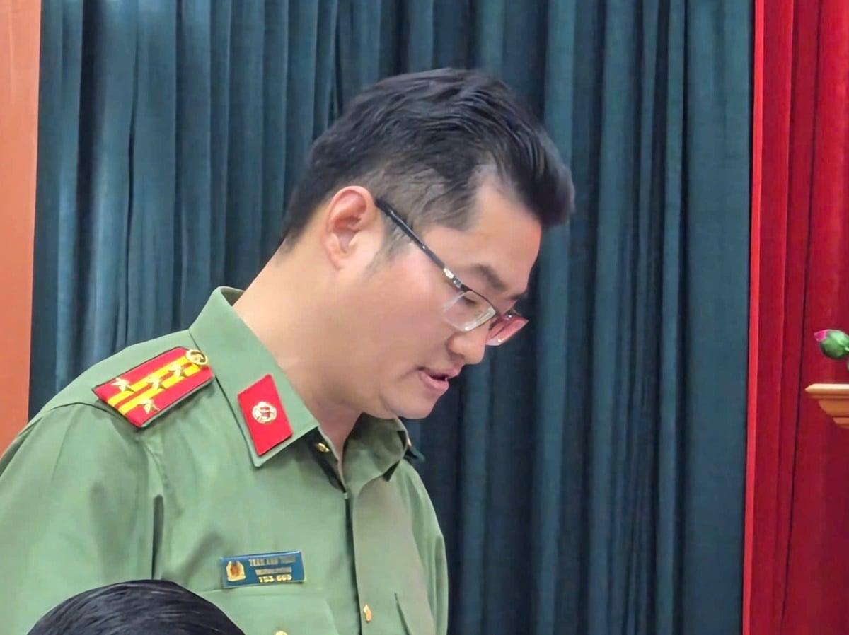 Đại diện Công an tỉnh Tuyên Quang thông tin kết quả điều tra bước đầu về những sai phạm xảy ra tại điểm thi Trường THPT Chuyên Tuyên Quang. Ảnh: Đào Thanh.