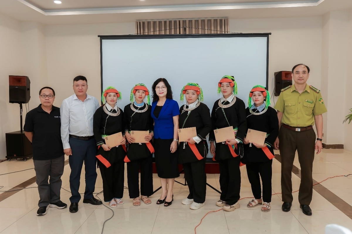 Các đồng chí Lãnh đạo trao quà cho các nhóm (VSLA) thôn: Tát Khao; Tham Còn; Lùng Tao; Tham Vè; Khuổi Luông - xã Cao Bồ. Ảnh: Bùi Thị Thanh Tình.
