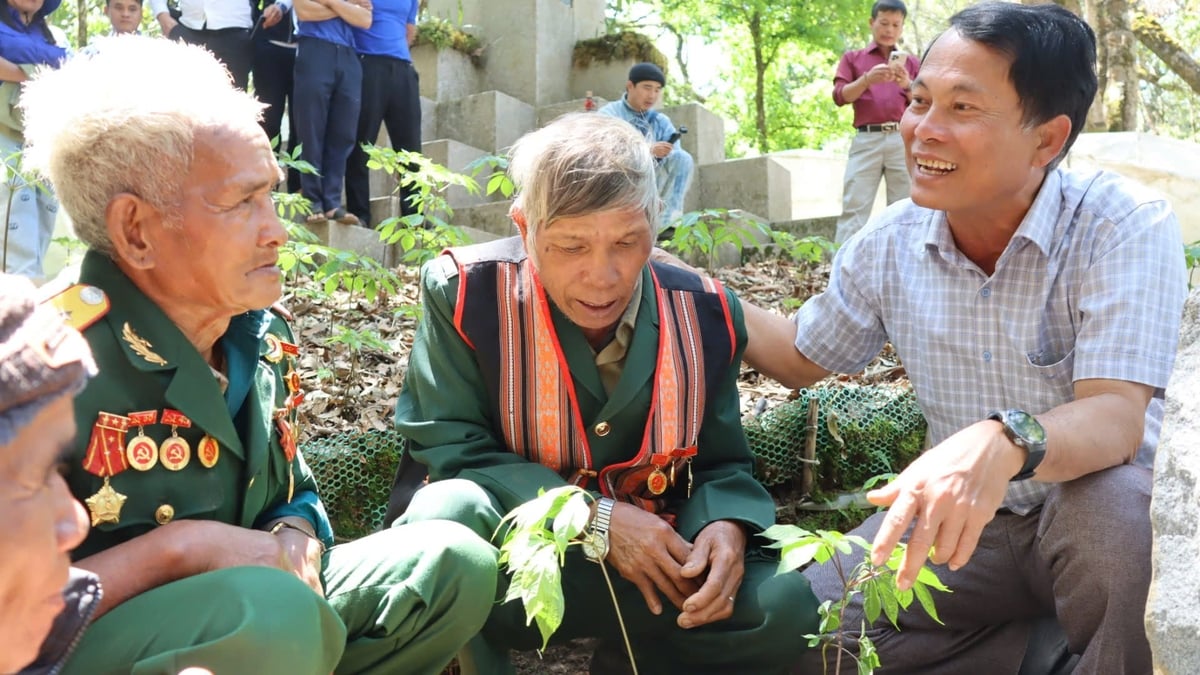 Không chỉ được hỗ trợ giống, người dân còn được tập huấn kỹ thuật, hướng dẫn chăm sóc và bao tiêu sản phẩm. Ảnh: Võ Hà.