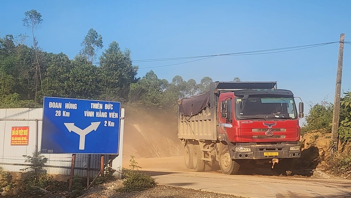 Những xe tải chở đất rời Dự án Công viên Vĩnh Hằng Phú Thọ, phát tán bụi trên tuyến đường dân sinh, ảnh hưởng đến đời sống người dân khu vực. Ảnh: Đức Hải. 