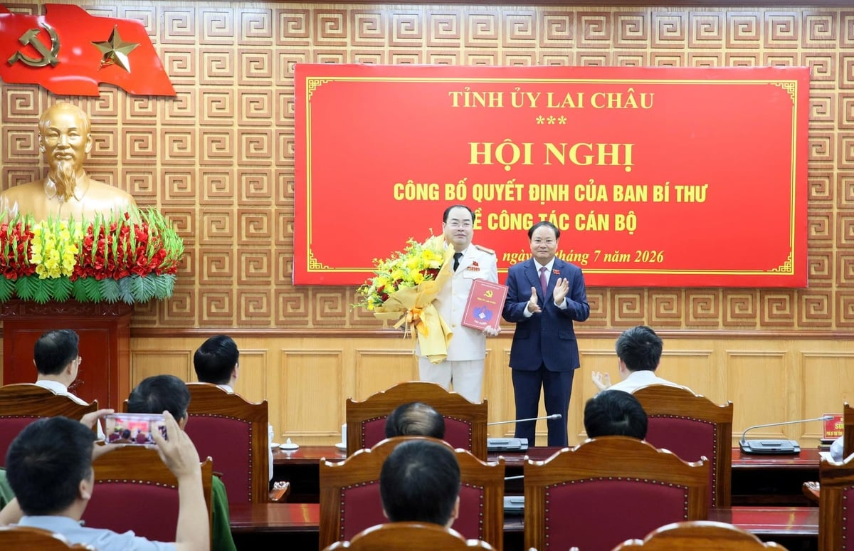 Ông Lê Minh Ngân, Ủy viên Trung ương Đảng, Bí thư Tỉnh ủy, Chủ tịch HĐND tỉnh Lai Châu trao Quyết định và tặng hoa chúc mừng Đại tá Bùi Quyết Toán. Ảnh: Trần Tuấn. 