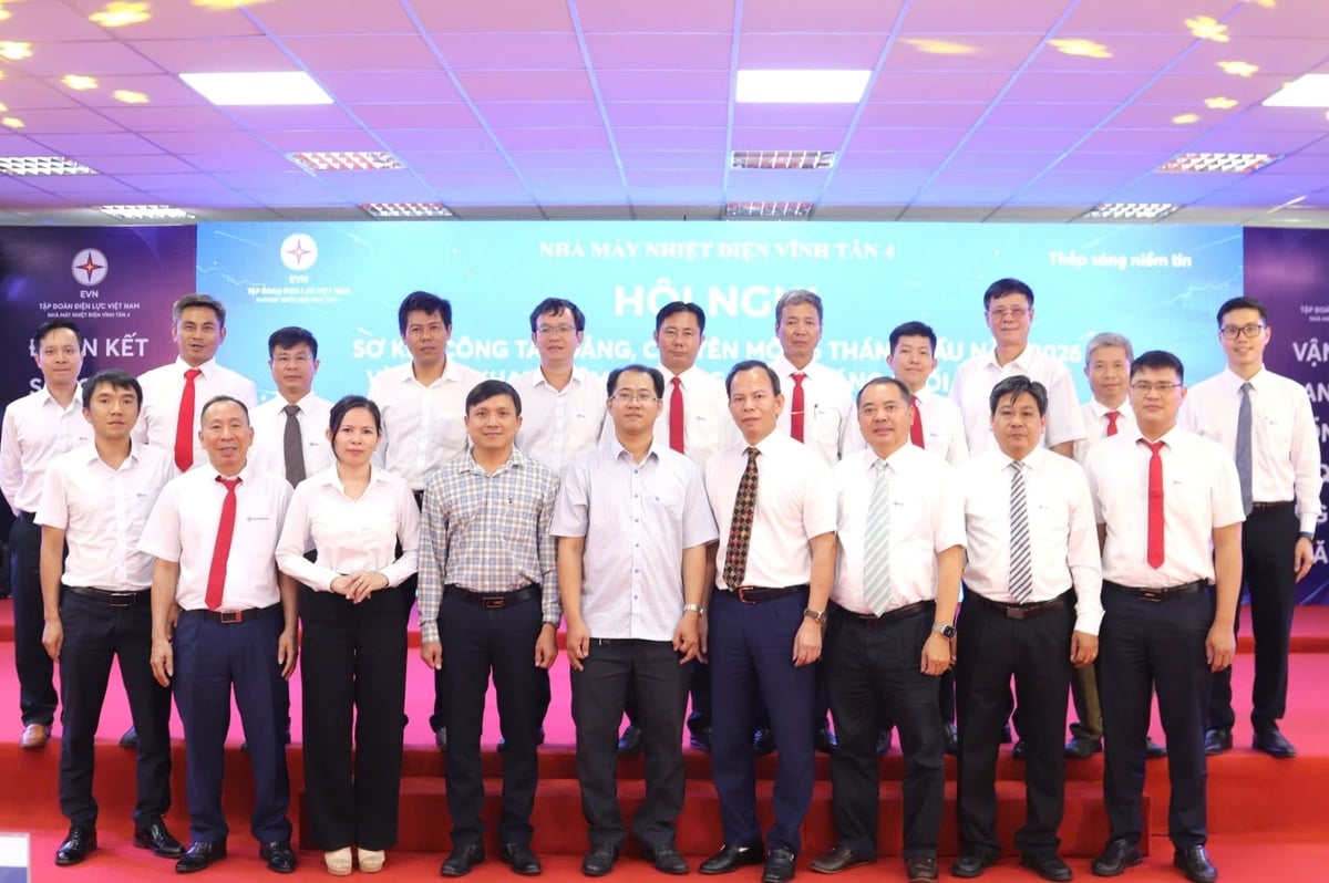 Lãnh đạo Đảng ủy xã Vĩnh Tân và NMNĐ Vĩnh Tân 4 chụp ảnh lưu niệm. Ảnh: Vĩnh Tân 4.