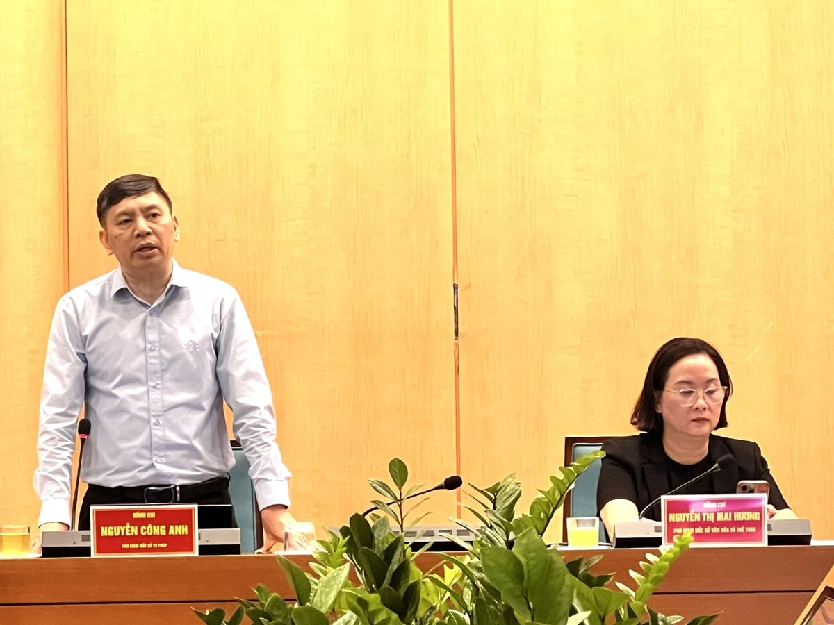 Ông Nguyễn Công Anh - Phó Giám đốc Sở Tư pháp Hà Nội thông tin về tình hình xây dựng và ban hành các chính sách, văn bản quy phạm pháp luật của thành phố trong quý II-2026. Ảnh: Tiến Trung.
