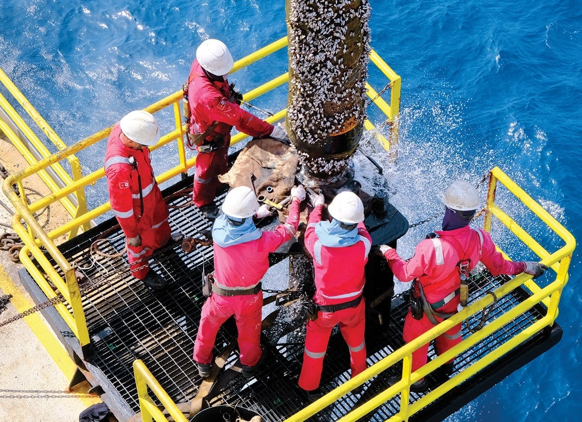 Người lao động Petrovietnam làm việc tại công trình dầu khí ngoài khơi - một mắt xích quan trọng trong không gian kinh tế biển và hệ sinh thái năng lượng biển Việt Nam. Ảnh: Trần Văn Quỳnh.