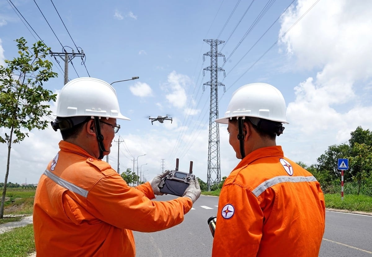 Nhân viên EVNSPC ứng dụng flycam trong kiểm tra lưới điện. Ảnh: EVNSPC.