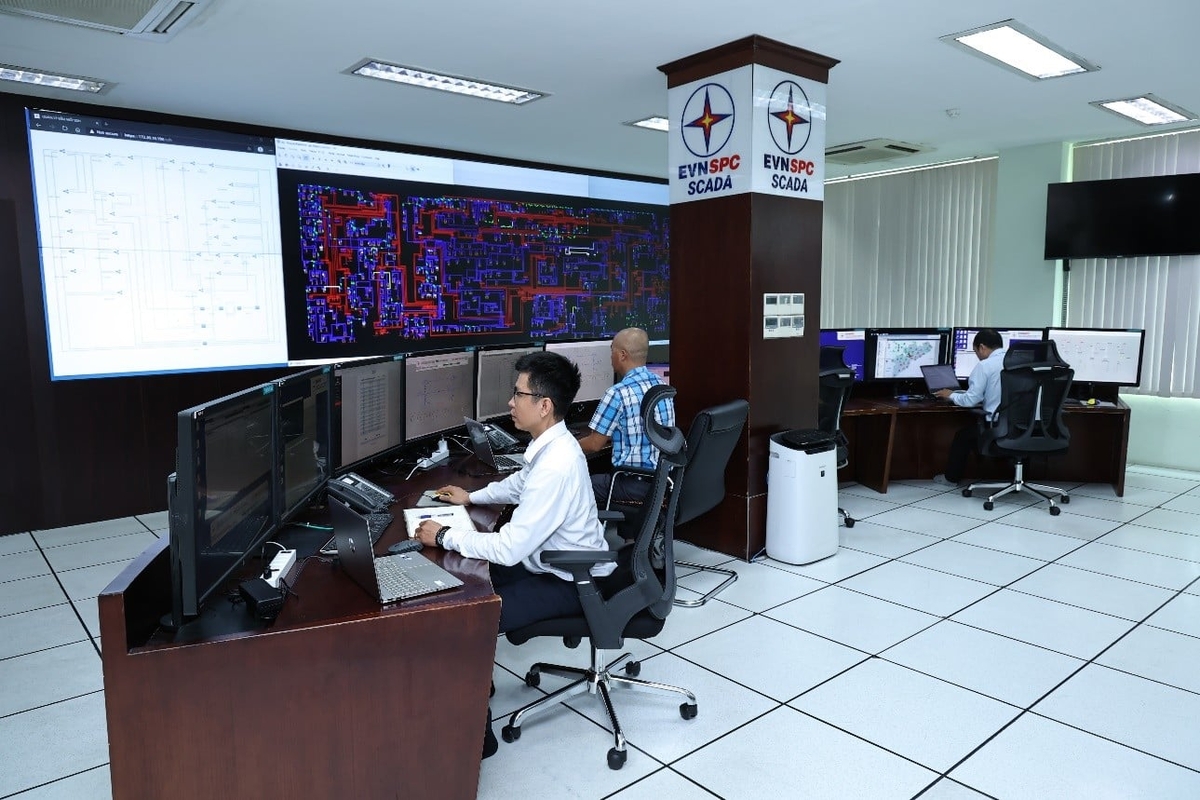 Đẩy mạnh chuyển đổi số, điều khiển từ xa trong quản lý, điều hành lưới điện. Ảnh: EVNSPC.