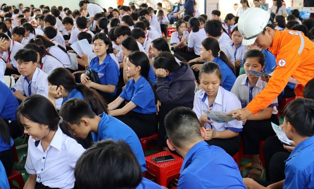 Nhân viên EVNSPC tuyên truyền tiết kiệm điện trong trường học. Ảnh: EVNSPC.