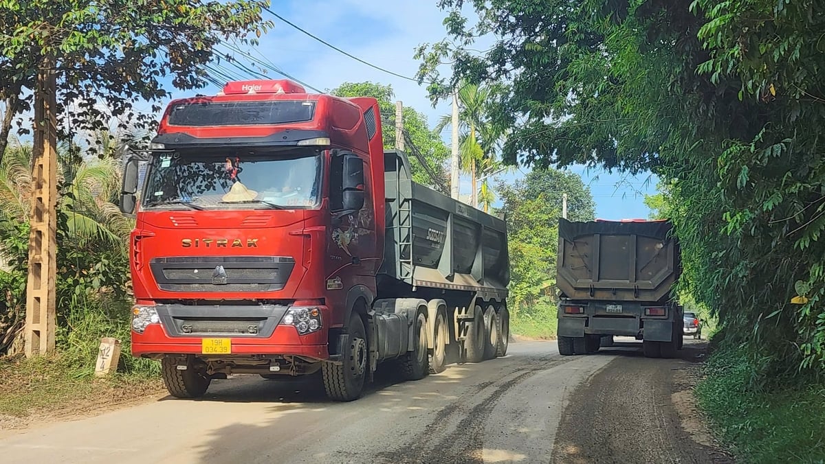 Nhiều xe tải trọng lớn lưu thông liên tục, khiến tuyến đường trở nên chật hẹp và tiềm ẩn nguy cơ mất an toàn giao thông. Ảnh: HT. 