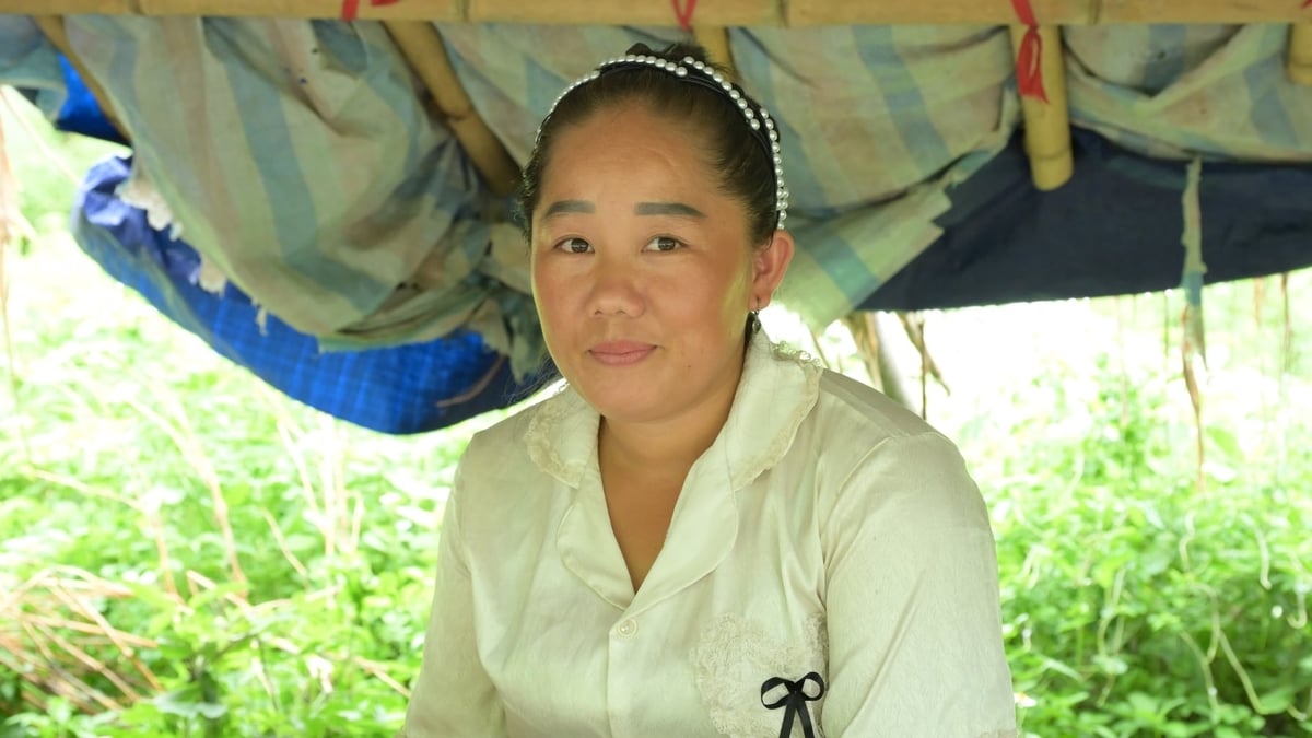 Chị Thào Thị La chia sẻ về quá trình chuyển đổi sang trồng dứa và những đổi thay trong cuộc sống nhờ cây dứa. Ảnh: Mai Dũng.