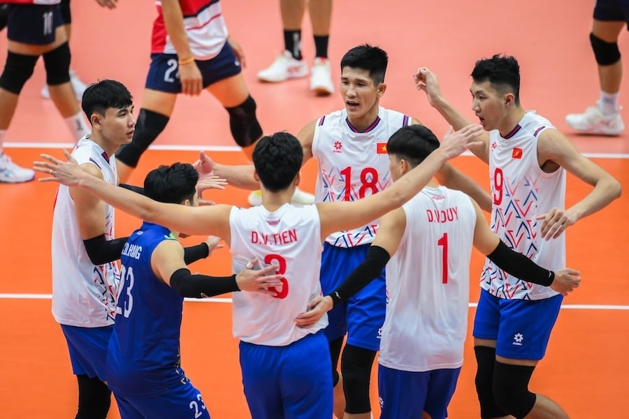 Tuyển bóng chuyền nam Việt Nam đang nỗ lực nâng tầm chuyên môn. Ảnh: VFV.