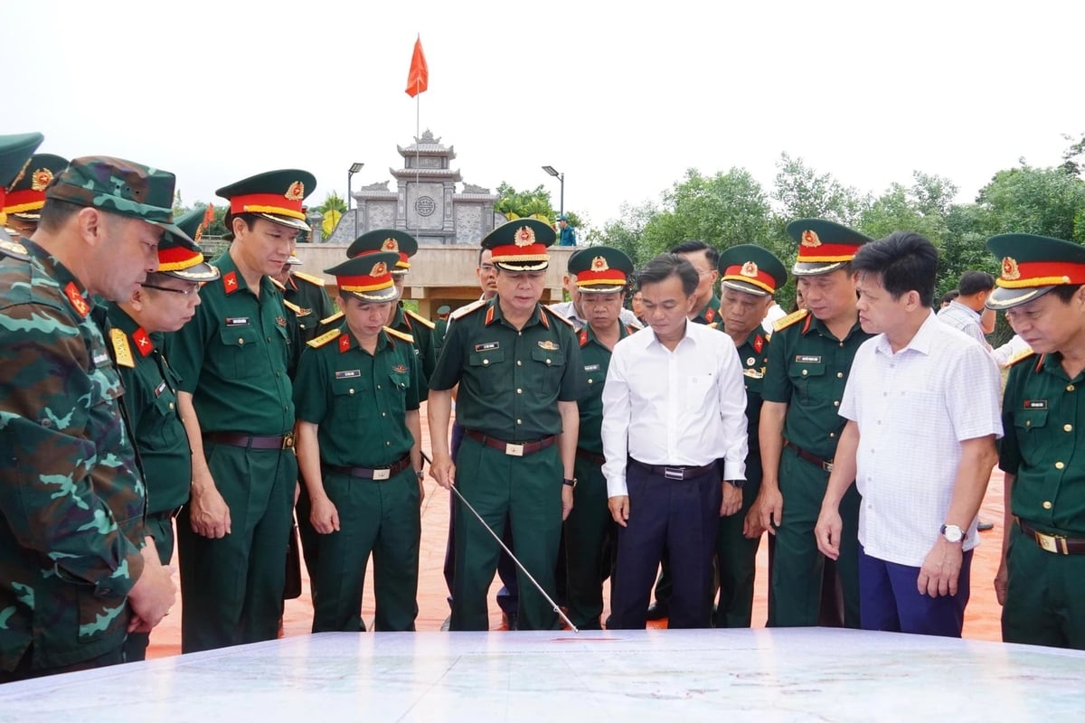 Các đại biểu nghe phân tích sơ đồ trận đánh tại khu vực Câu Nhi, xã Nam Hải Lăng. Ảnh: Mai Trang.